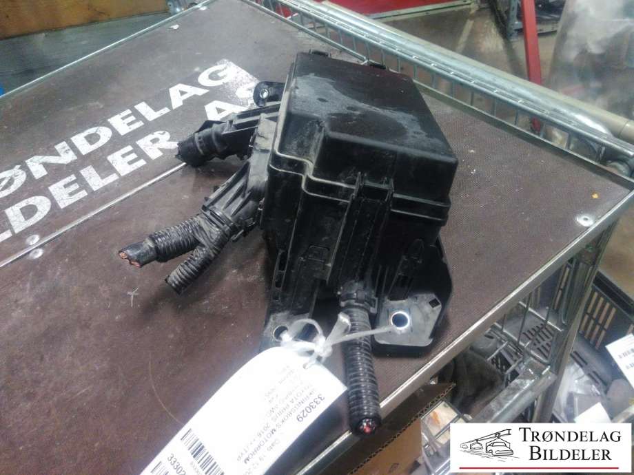 Sikringsboks motorrom til Toyota Prius 2016-2023 (Type IV) (combi) (combi) (8266647610|8266347070|8266247260)