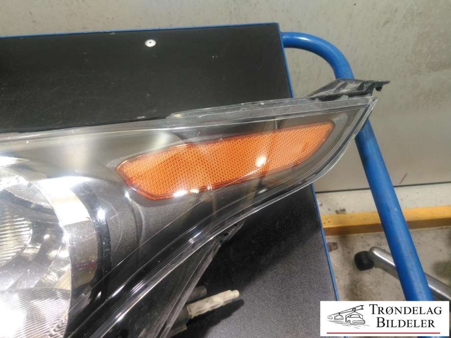 Frontlykt venstre halogen til Ford Transit Connect 2013-2018 Type II, Fase 1  (FORD|FT11-13W030-DB|1949635|90070362|90075019|)