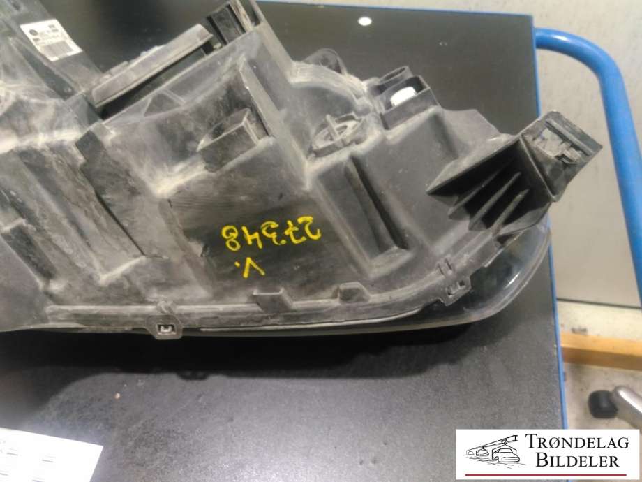 Frontlykt venstre halogen til Ford Transit Connect 2013-2018 Type II, Fase 1  (FORD|FT11-13W030-DB|1949635|90070362|90075019|)