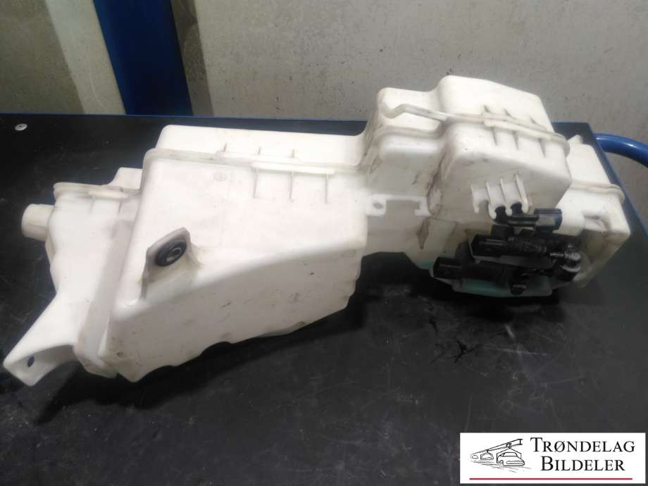 Spylertank foran til Volvo V60 / V60 CC, 2018-->> (Type II)  (30747576)