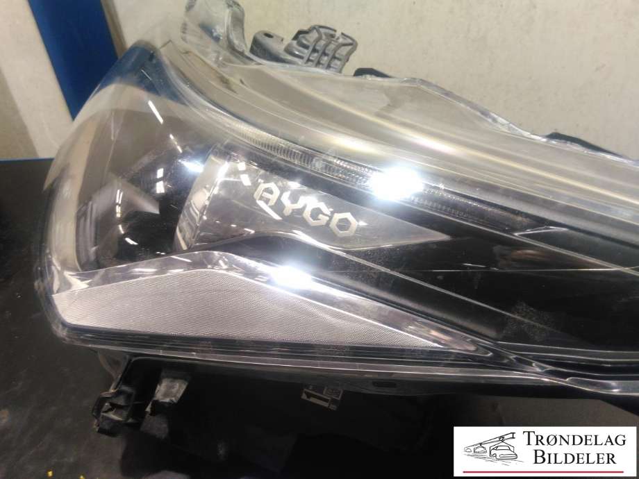 Frontlykt venstre halogen til Toyota Aygo 2014-->> (Type II)  (81170-0H210|)