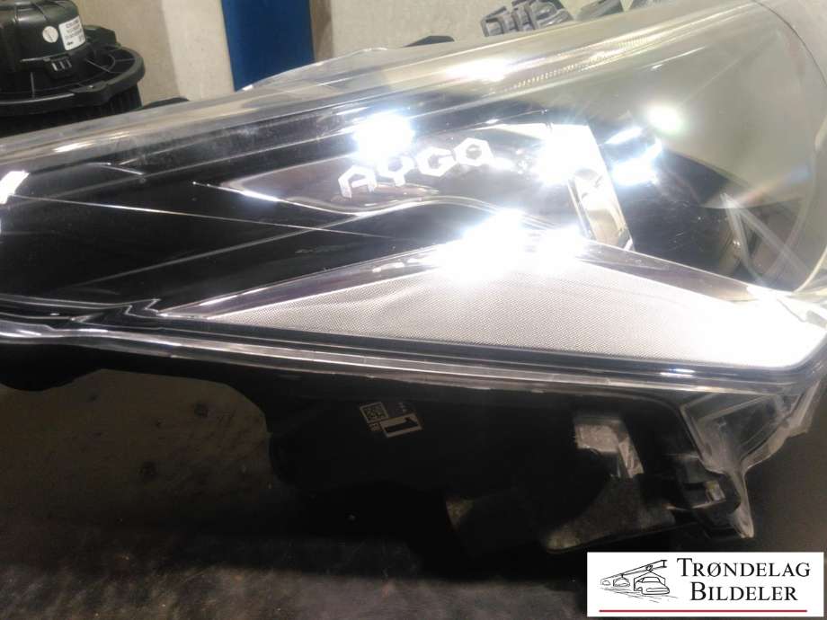 Frontlykt høyre halogen til Toyota Aygo 2014-->> (Type II)  (81130-0H210|)