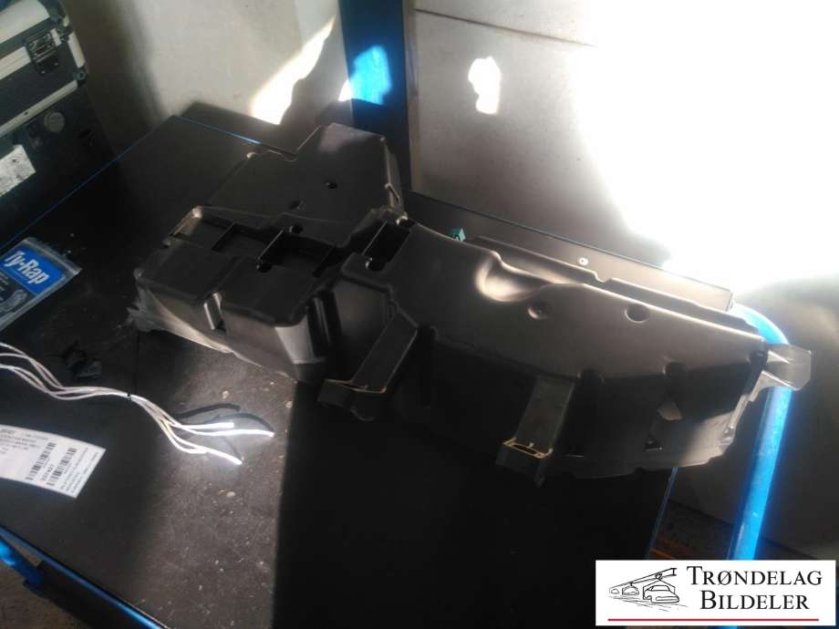 Bilstereo sub-woofer til Mercedes G-Wagen 1990-->> (W463) (W463) (A4638275800/003|)