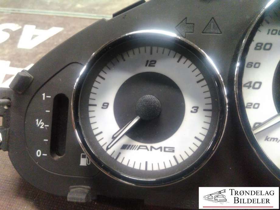 Instrumentpanel til Mercedes CLS 2004-2010 (C219) (C219) (A 219 540 64 11|)