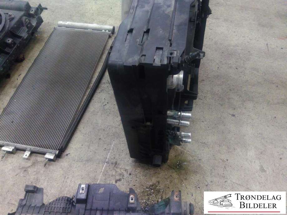 Radiator (automat gir) til BMW M5 2011-2017 (F10) (F10) (17 11 7 570 095|)