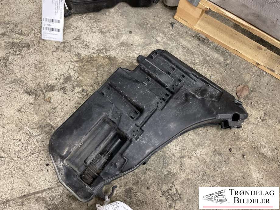 Spylertank til BMW M5 2011-2017 (F10) (F10) (61 66 8 050 440|8050440|8050439)