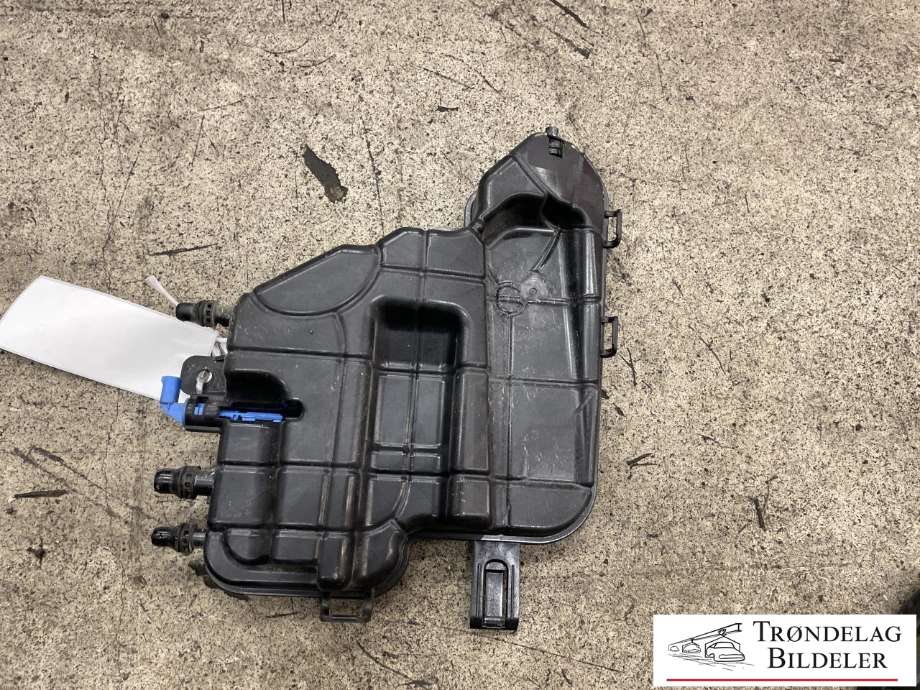 Ekspansjonstank til BMW M5 2011-2017 (F10) (F10) (8 610 819-02|17 13 8 610 819|)