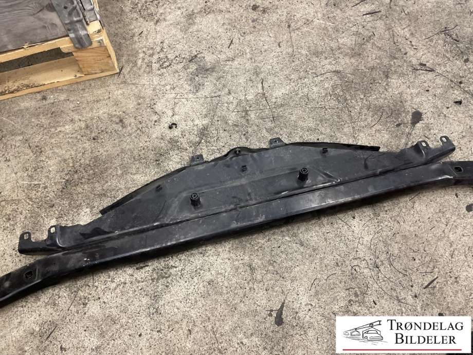 Frontplate øvre til BMW M5 2011-2017 (F10) (F10) (51 64 7 234 899|51 64 7 200 689|)
