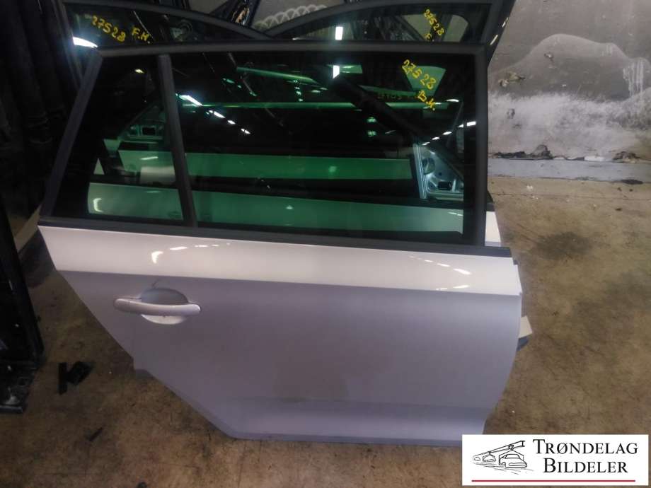 Dør høyre bak til Škoda Rapid 2012-2019 (5JJ 833 052 A|)