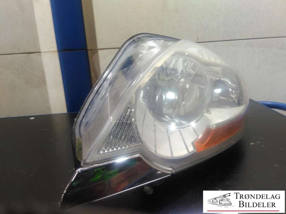 Frontlykt venstre halogen til Ford Kuga 2008-2012 (Type I)  (HELLA|1717364|8V41-13W030-AG|)