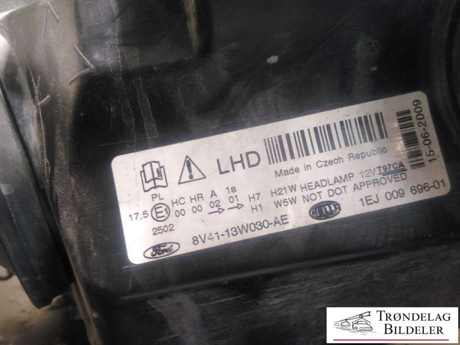 Frontlykt venstre halogen til Ford Kuga 2008-2012 (Type I)  (HELLA|1717364|8V41-13W030-AG|)
