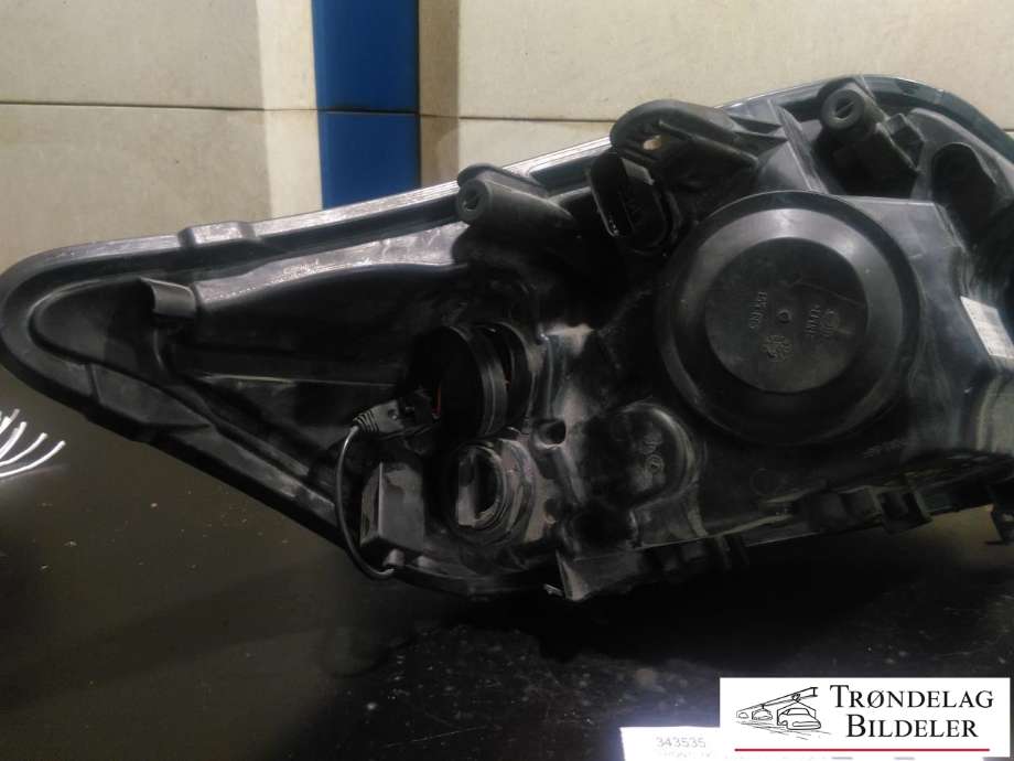 Frontlykt venstre halogen til Ford Kuga 2008-2012 (Type I)  (HELLA|1717364|8V41-13W030-AG|)