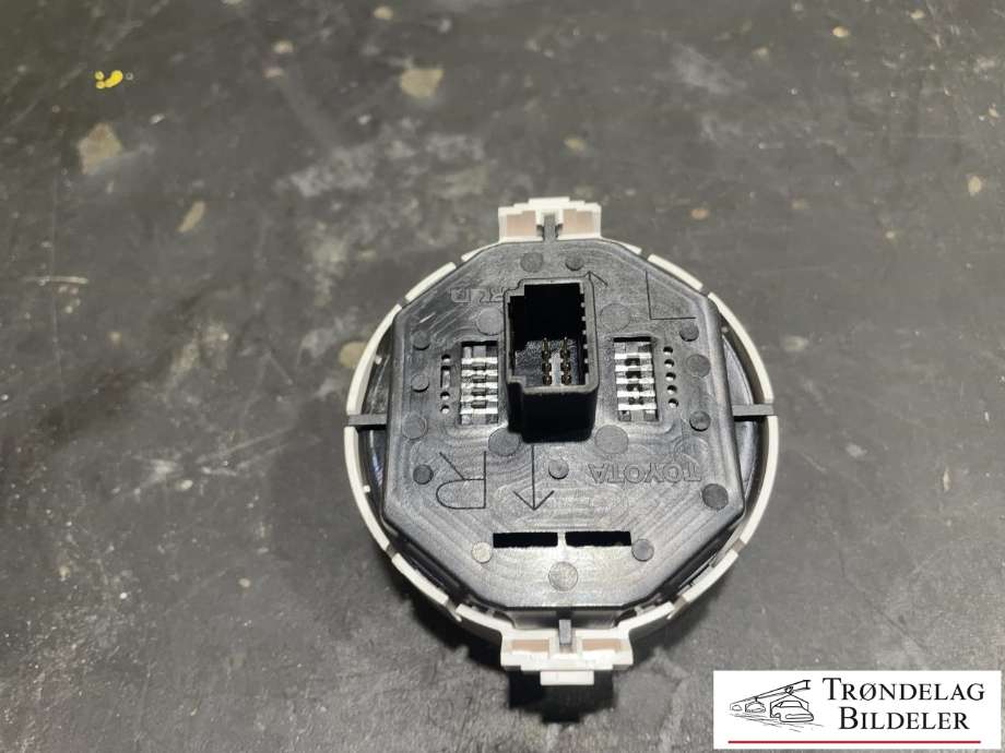 Bryter nødblink til Toyota Yaris 2014-2020 (Type III, Fase 2) (83950 0D050-A|)