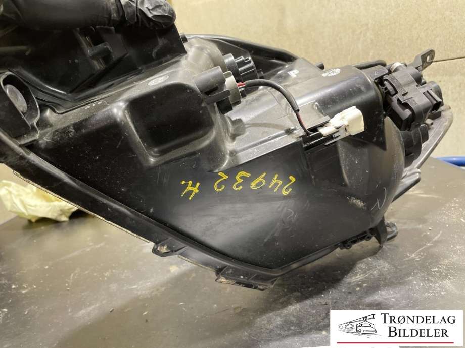 Frontlykt høyre halogen til Toyota Yaris 2014-2020 (Type III, Fase 2)  (811300DA10|)