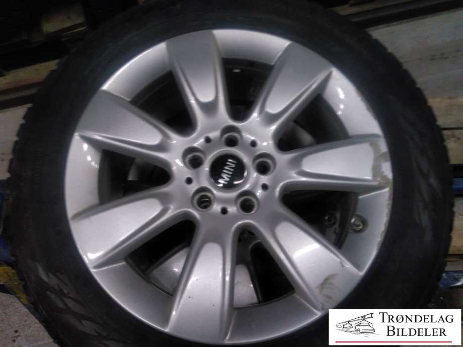 Hjulsett aluminium vinter til Mini Countryman 2017-2023 (F60) (F60) (NOKIAN|225/55R17 5X112 7.5JX17 ET51 CB66.6MM|4-5 MM MØNSTERDYBDE|PROD: 42-18)