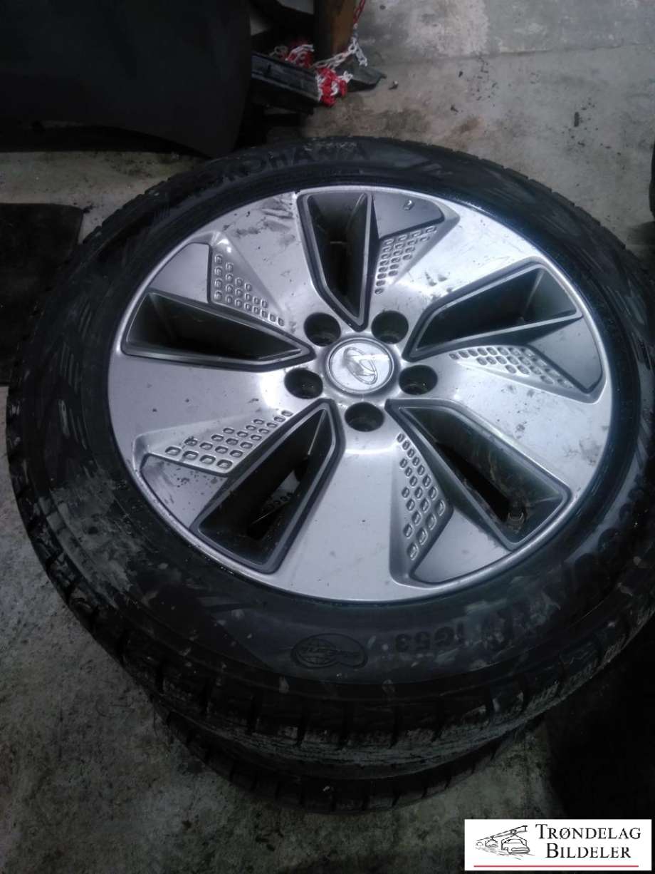 Hjulsett aluminium vinter til Hyundai Kona 2017-2021 (Type I, Fase 1)  (YOKOHAMA|215/55/R17 5X114.3 7JX17 ET50 CB67.1MM|8-9 MM MØNSTERDYBDE|PROD 07-22)