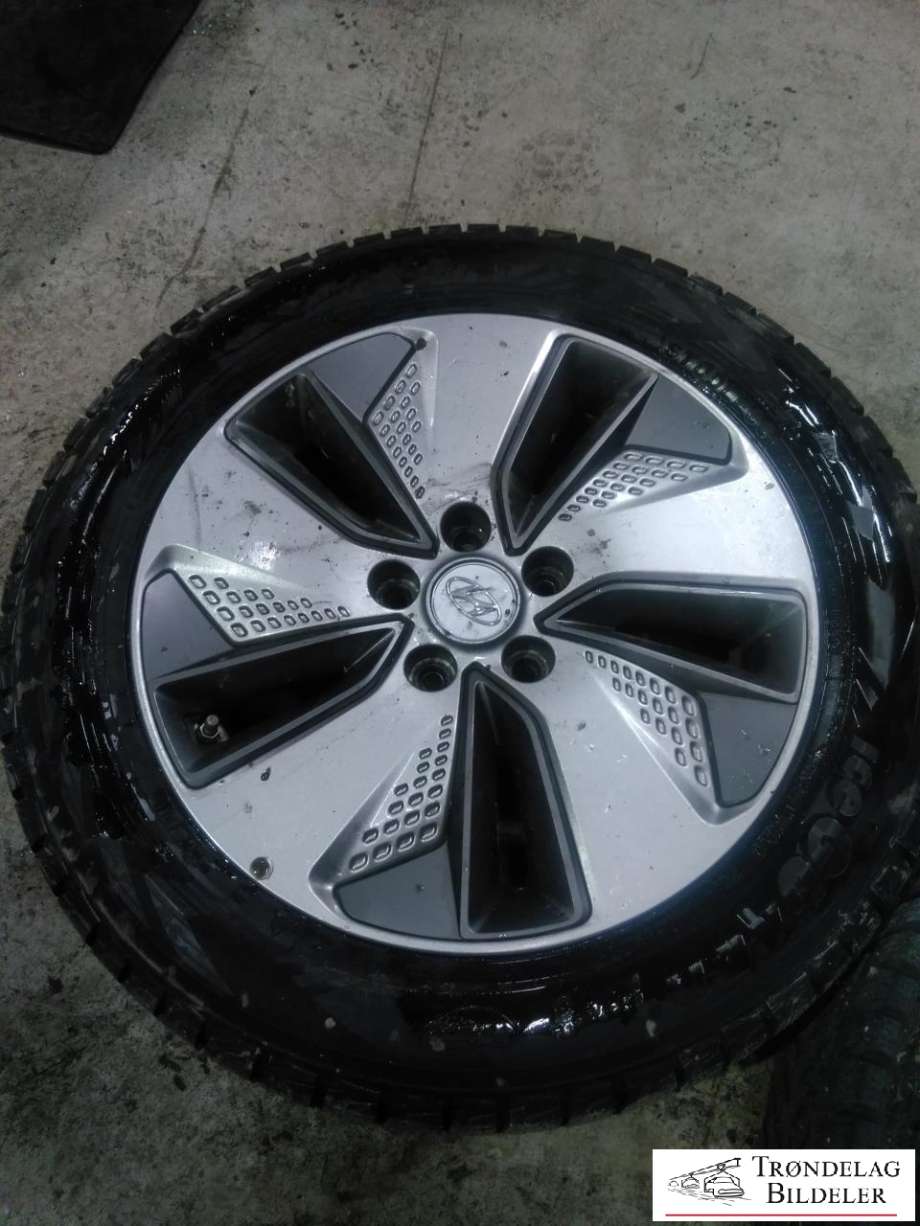 Hjulsett aluminium vinter til Hyundai Kona 2017-2021 (Type I, Fase 1)  (YOKOHAMA|215/55/R17 5X114.3 7JX17 ET50 CB67.1MM|8-9 MM MØNSTERDYBDE|PROD 07-22)