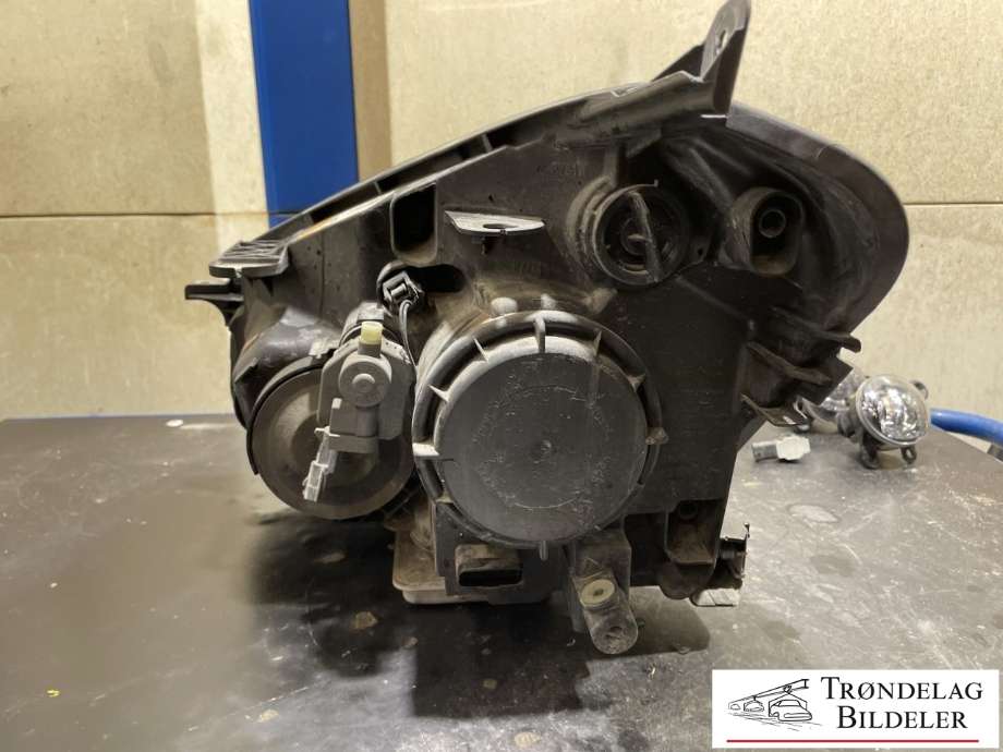 Frontlykt høyre xenon til Nissan Qashqai 2010-2014 (Type I, Fase 2) (NISSAN|1EL 010 335-32|)