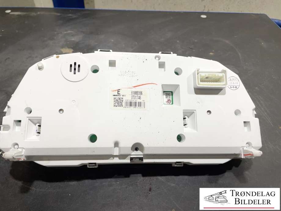 Instrumentpanel til Mitsubishi L200 2015-2019 (Type V, Fase 1)  (8100B996|)