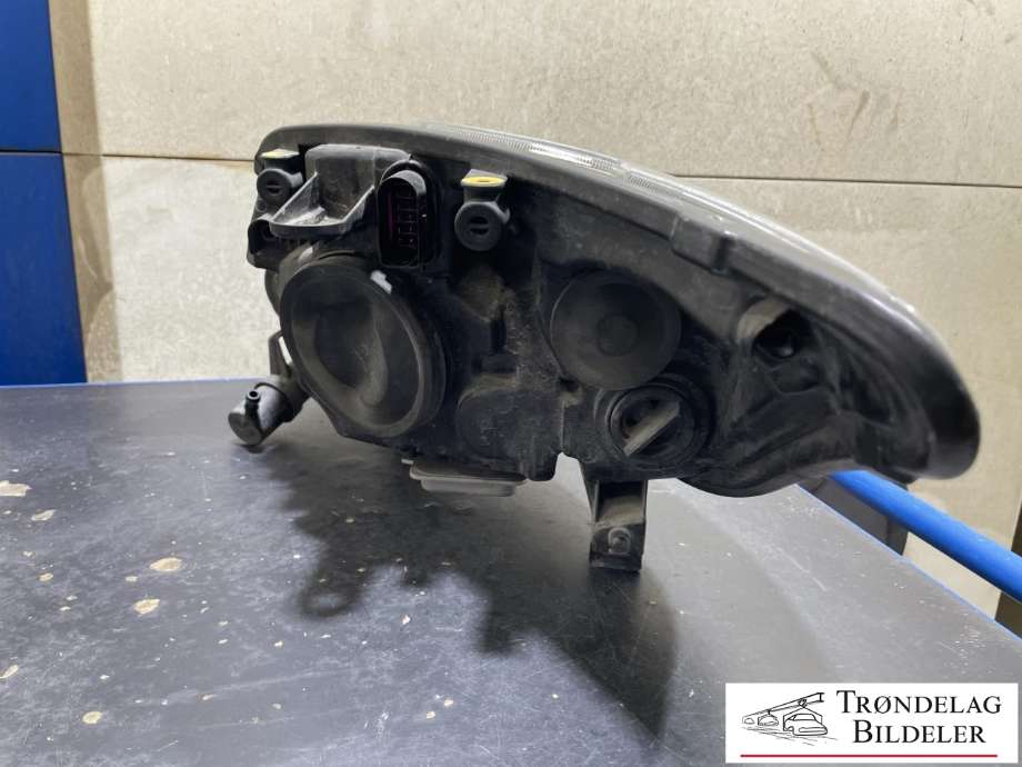 Frontlykt høyre xenon til Ford Kuga 2008-2012 (Type I)  (HELLA|8V41-13D154-AF|)