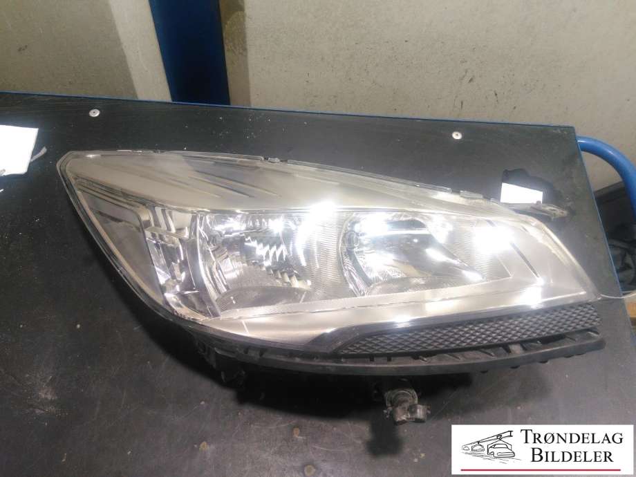 Frontlykt høyre halogen til Ford Kuga, 2013-2019  (CV44-13W029-AE)