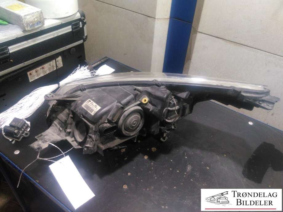 Frontlykt høyre halogen til Ford Kuga 2013-2019  (CV44-13W029-AE|)