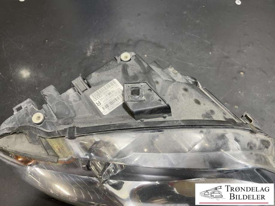 Frontlykt høyre halogen til Audi A4 2004-2008 (Type III) (B7) (B7) (8E0 941 004 AJ|)