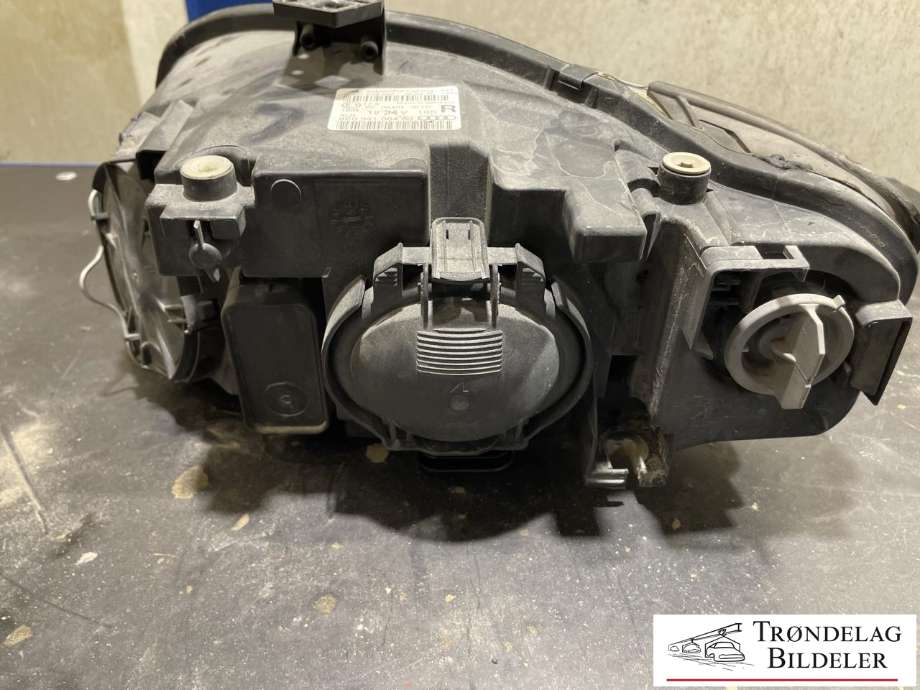Frontlykt høyre halogen til Audi A4 2004-2008 (Type III) (B7) (B7) (8E0 941 004 AJ|)