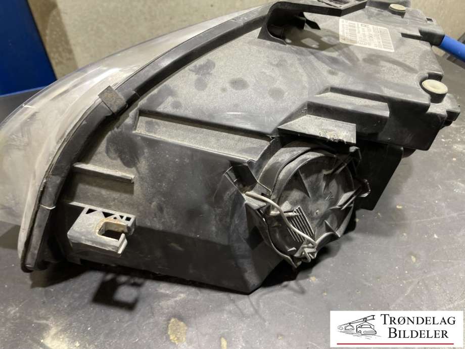 Frontlykt høyre halogen til Audi A4 2004-2008 (Type III) (B7) (B7) (8E0 941 004 AJ|)