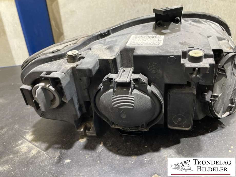 Frontlykt venstre halogen til Audi A4 2004-2008 (Type III) (B7) (B7) (8E0941003AJ|301219201|)