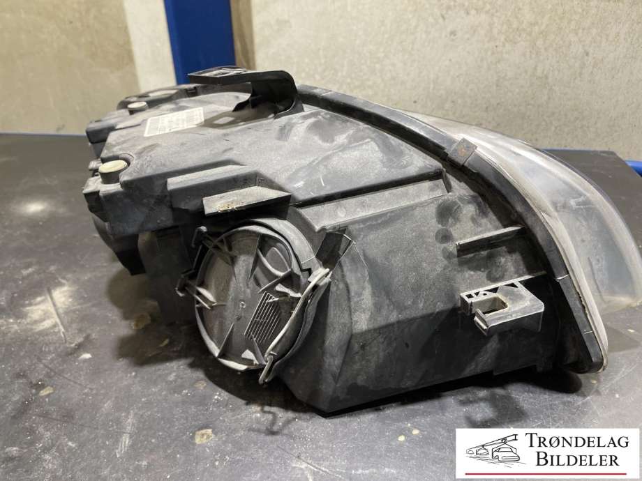 Frontlykt venstre halogen til Audi A4 2004-2008 (Type III) (B7) (B7) (8E0941003AJ|301219201|)