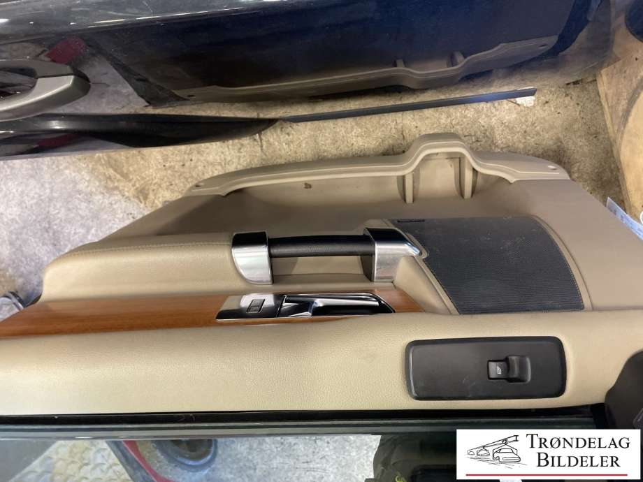 Dør høyre foran til Land Rover Discovery 2009-2017 (Type IV)  (LR016462|)