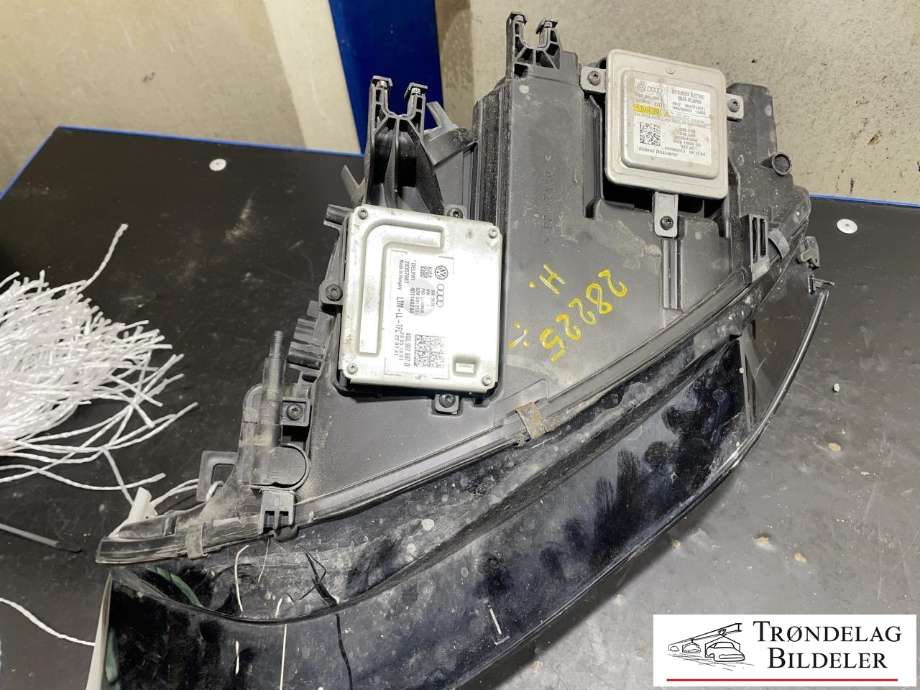 Frontlykt høyre xenon til Audi A4, Allroad 2009-2016 (Type I) (B8) (B8) (8K0 941 044 C|8K0 941 044 F|8K0 941 006 C)