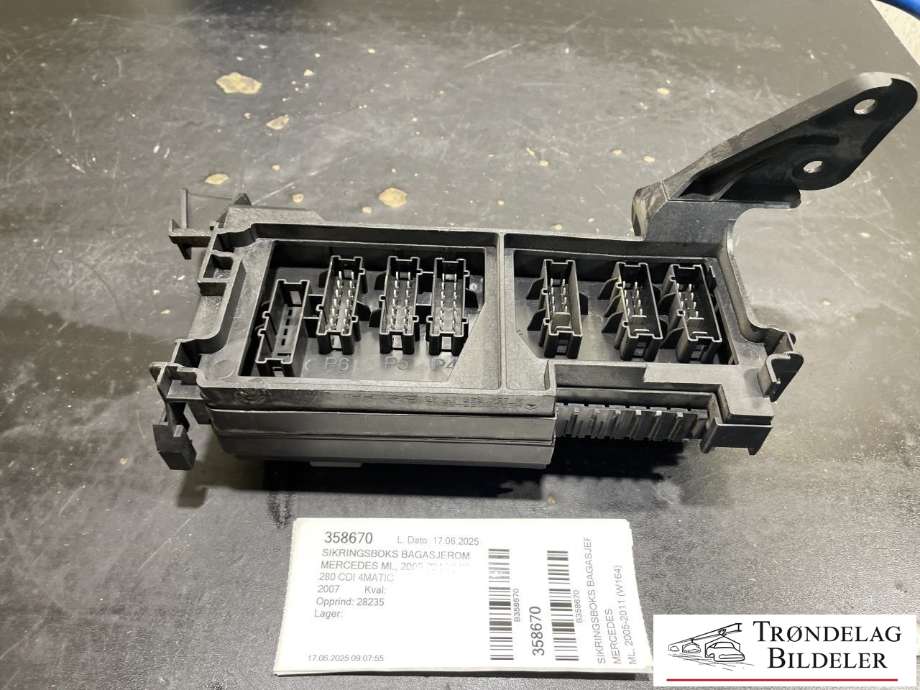 Sikringsboks bagasjerom til Mercedes ML 2005-2011 (W164) (W164) (A 211 545 26 01|A 164 545 02 01|)