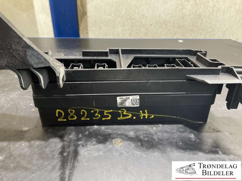 Sikringsboks bagasjerom til Mercedes ML 2005-2011 (W164) (W164) (A 211 545 26 01|A 164 545 02 01|)