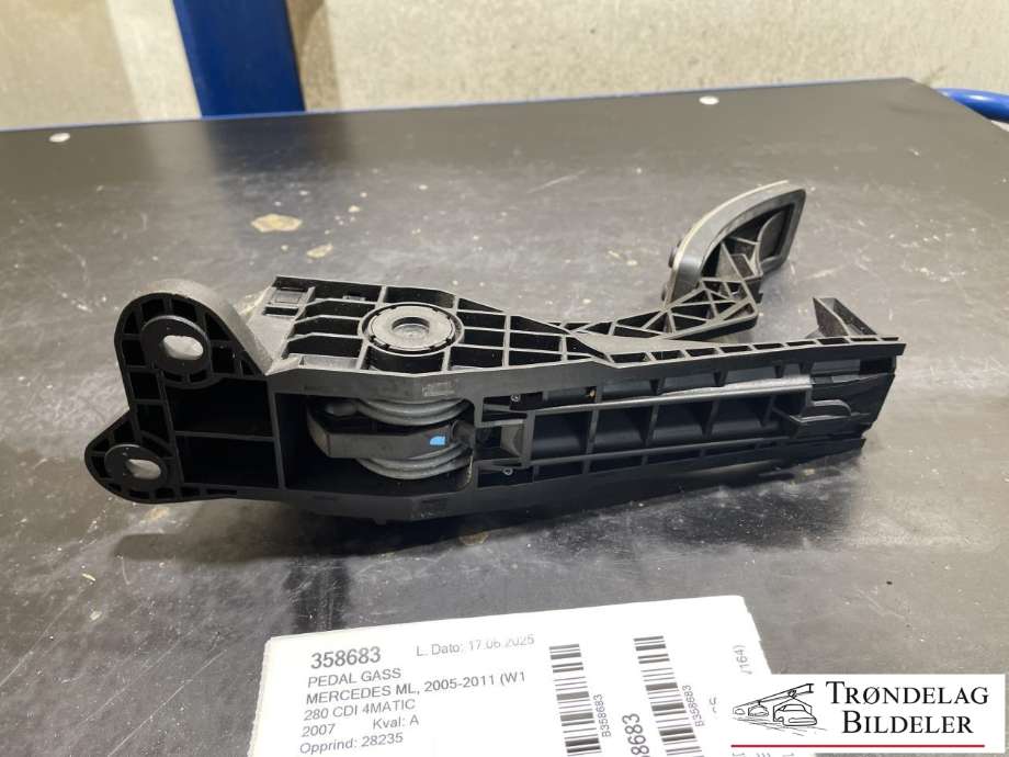 Pedal gass til Mercedes ML 2005-2011 (W164) (W164) (A 164 300 00 04|A 164 300 00 04 64|)