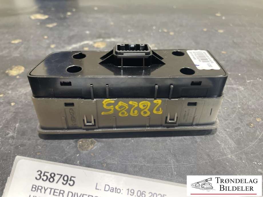 Bryter diverse til Hyundai Tucson 2015-2020  (93710-D7320YAK|)