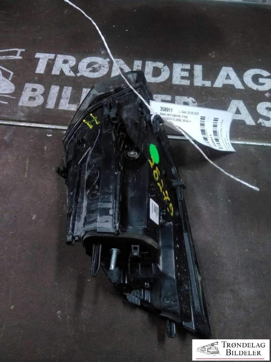 Baklykt høyre ytre til Peugeot e-2008 2019-->> (9838190480|)