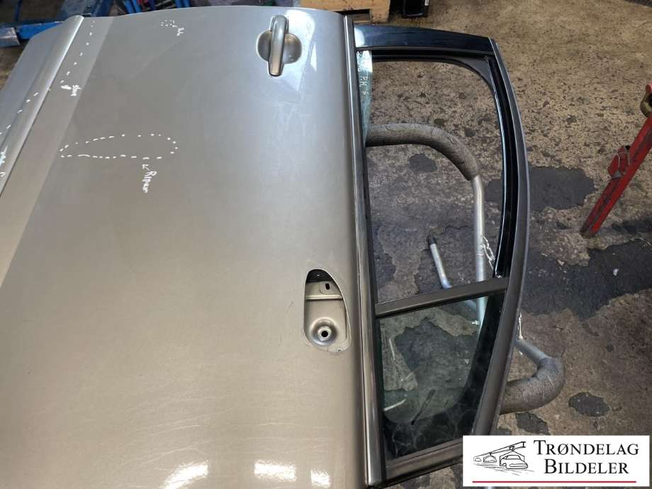 Dør høyre foran til Peugeot 5008 2010-2017 (Type I)  (9004AV|)