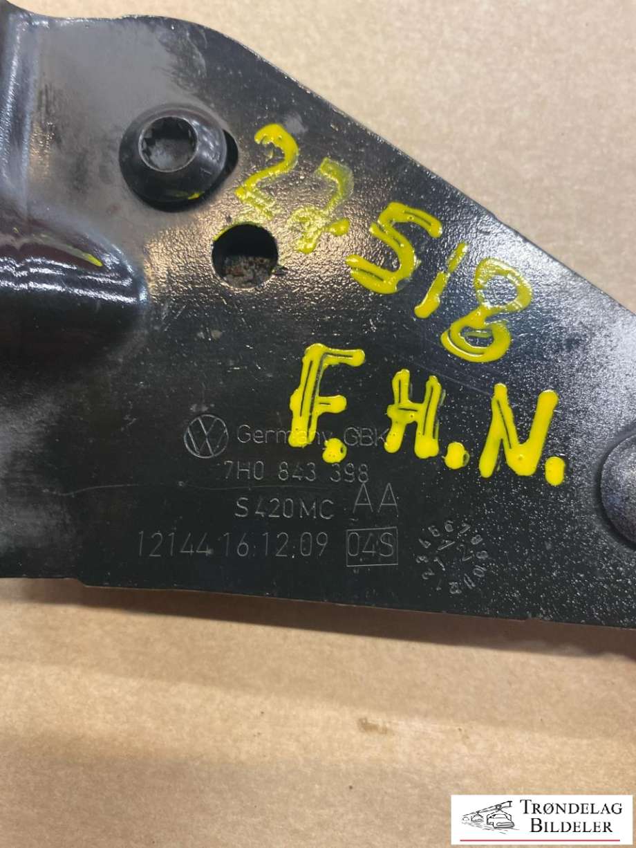 Dørhengsel høyre foran til VW Transporter / Caravelle 2009-2015 (Fase 2) (T5) (T5) (7H0843398|)