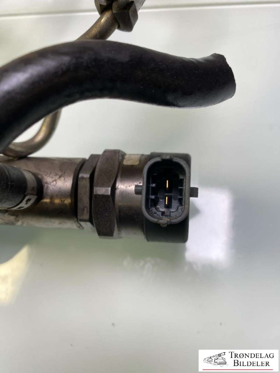 Dyseskinne (fuelrail) til Volvo V60/V60 CC 2013-2018 (Type I, Fase 2) (BOSCH|30777759|0445215025|)
