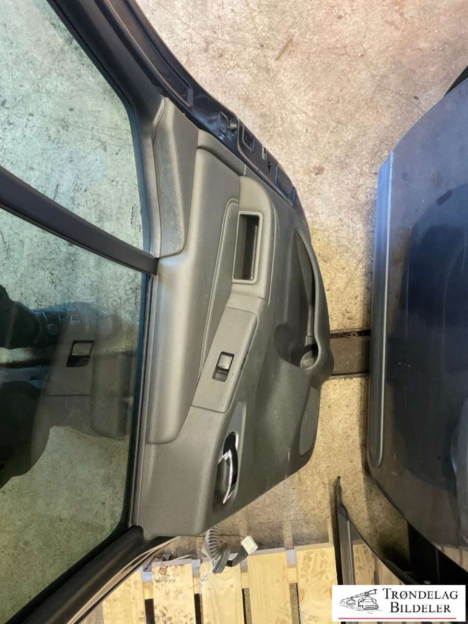 Dør høyre bak til Nissan Navara 2010-2015 (Fase 2) (D40) (D40) (82100EB30J|)