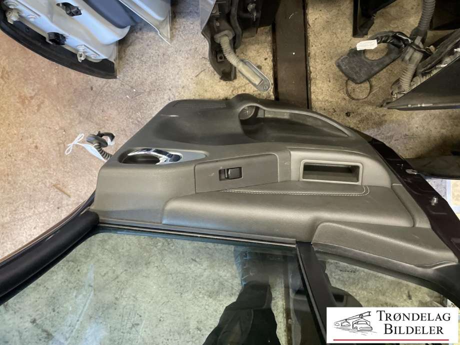 Dør venstre bak til Nissan Navara 2010-2015 (Fase 2) (D40) (D40) (82101EB30J|)