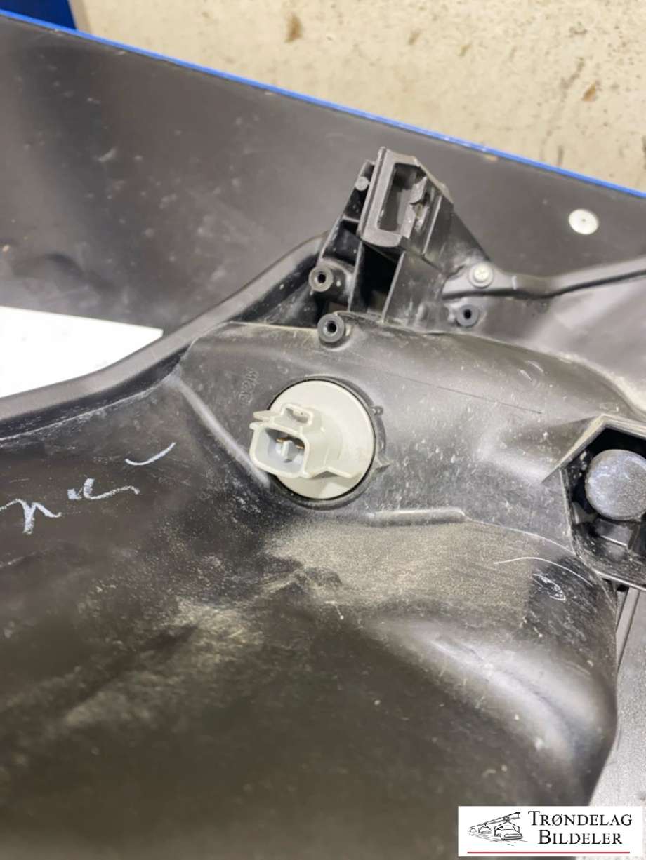 Frontlykt venstre halogen til Toyota Yaris 2012-2014 (Type III, Fase 1) (811700D450|)