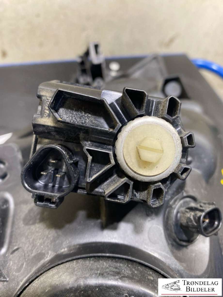 Frontlykt venstre halogen til Toyota Yaris 2012-2014 (Type III, Fase 1) (811700D450|)