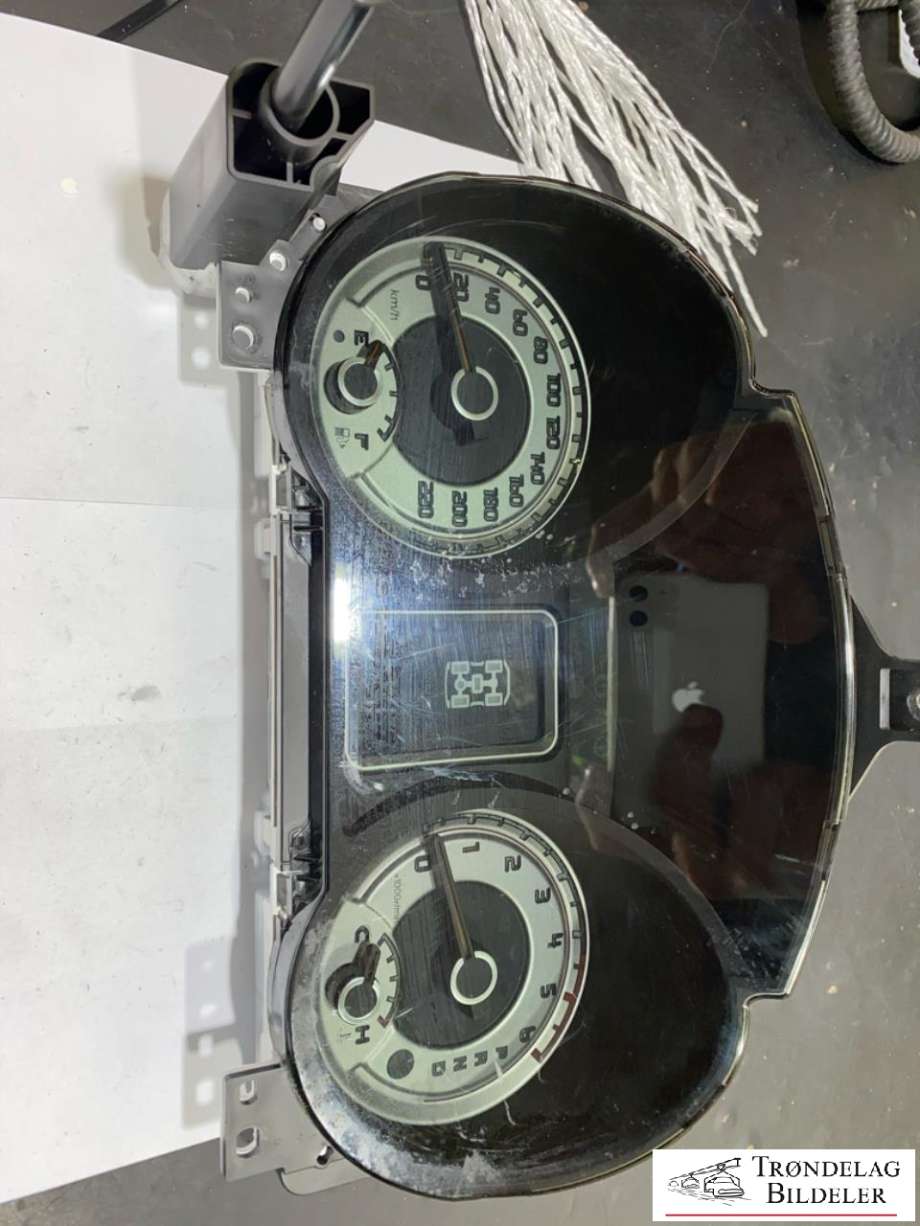 Instrumentpanel til Mitsubishi Pajero, 2007-2016 (Type IV, Fase 1)  (8100C256)