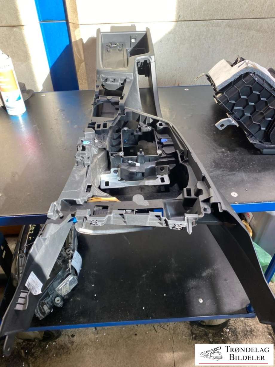 Innredning, Konsoll til BMW M3, 2014-2019 (F80) (F80) (51 16 9 360 528)