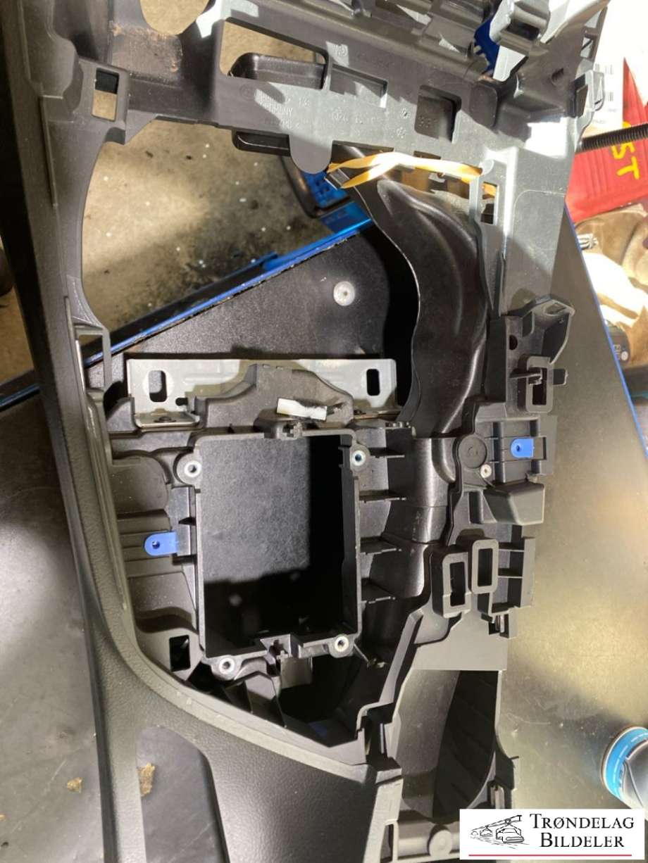 Innredning, Konsoll til BMW M3 2014-2019 (F80) (F80) (51 16 9 360 528|)