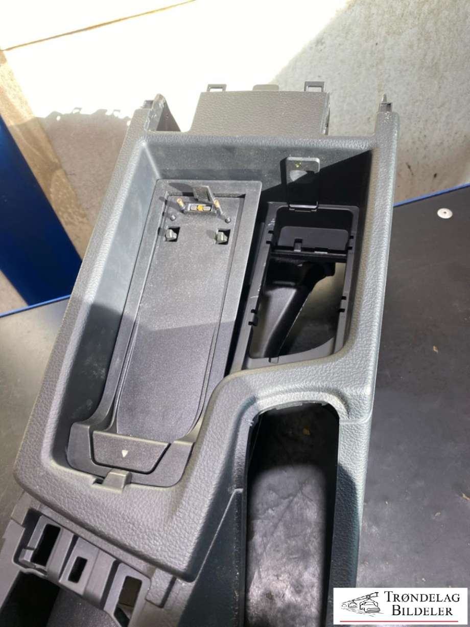 Innredning, Konsoll til BMW M3 2014-2019 (F80) (F80) (51 16 9 360 528|)