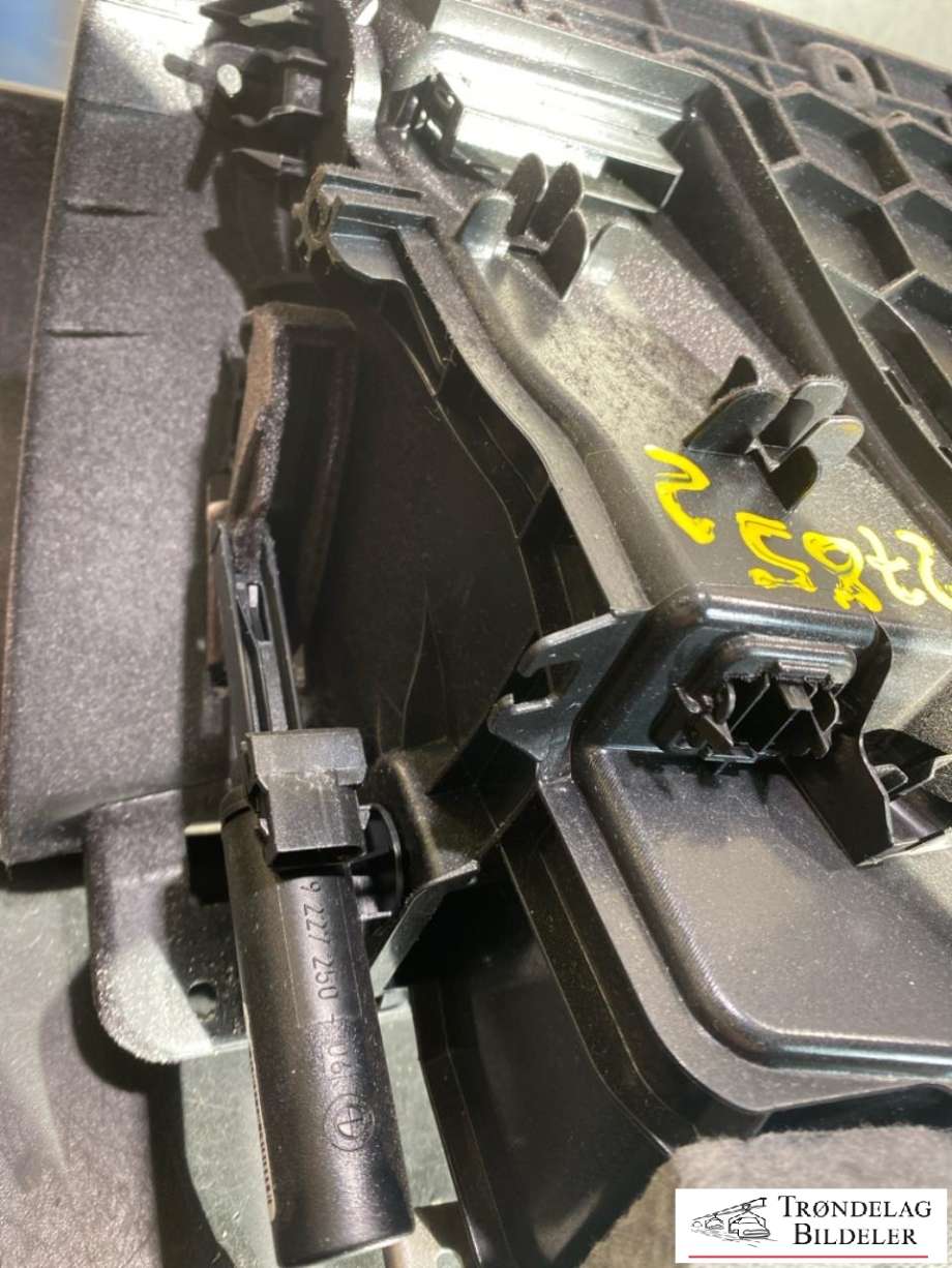 Hanskerom til BMW M3 2014-2019 (F80) (F80) (51 16 8 057 544|)